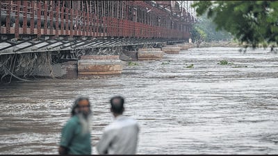 The Yamuna crossed the 206m level on Sunday amid a rising threat of flooding. (Sanchit Khanna/HT Photo) The Yamuna crossed the 206m level on Sunday amid a rising threat of flooding. (Sanchit Khanna/HT Photo)