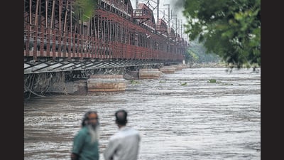 The flow of water in the Yamuna river has receded and dropped to 58,517 cusecs at Hathnikund barrage in Yamunanagar on Sunday. (HT Photo)