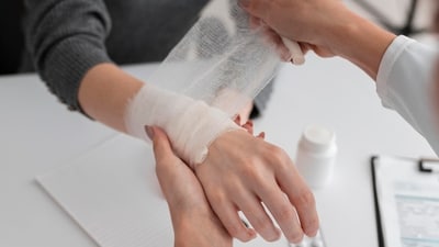 “Minor injuries like cuts, scrapes, and wounds are a necessary part of daily living. No matter how careful you are, you're still going to get hurt occasionally. Some of the best at-home treatments for these small injuries are provided by Ayurveda. However, it is advised to seek medical attention right away in the event of a serious or significant injury,” says Dr. Dimple. She further suggested some affective Ayurvedic remedies. (Freepik)