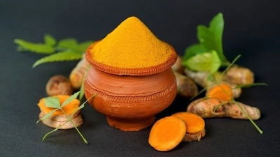 Turmeric soothes the pain, fastens healing, prevents infection and reduces the risk of formation of a scar. Curcumin, in turmeric, has anti- inflammatory, anti-bacterial and anti-viral properties that relieve inflammation and pain. The antibiotic action prevents bacterial infection of the wounds. (Pixabay)
