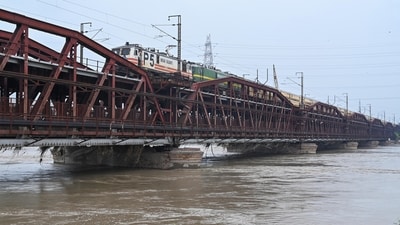 Yamuna water level crosses danger level mark again, in New Delhi, India, on Saturday. (Photo by Vipin Kumar/ Hindustan Times) Yamuna water level crosses danger level mark again, in New Delhi, India, on Saturday. (Photo by Vipin Kumar/ Hindustan Times)