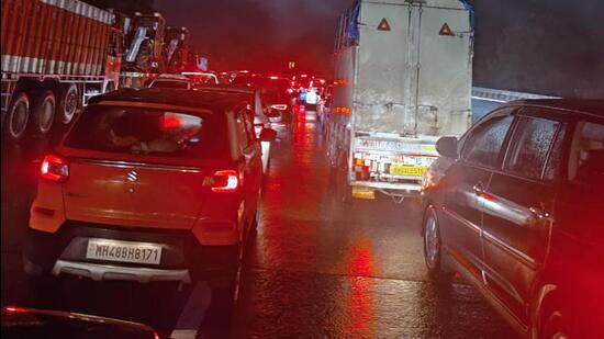 Long queues of traffic were seen on Pune-Mumbai Expressway, near Adoshi village. (HT PHOTO)