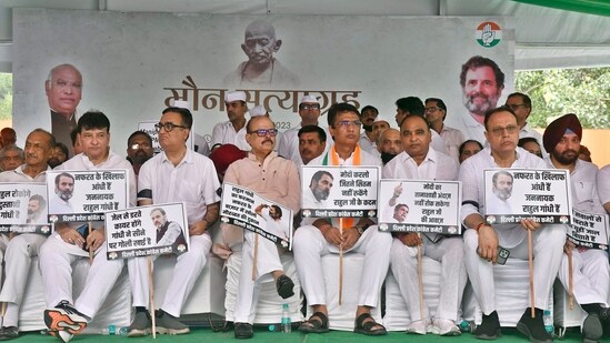 Congress leaders Ajay Maken and Tariq Anwar and others during 'Silent Satyagraha' against the ongoing violence in Manipur, at Jantar Mantar, in New Delhi. (Hindustan Times)