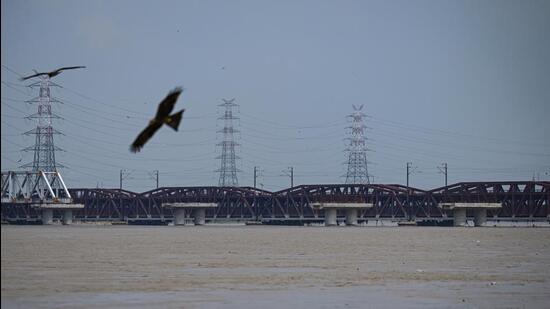 The Yamuna breached the evacuation mark of 206m on Sunday. (Sanchit Khanna/HT Photo)