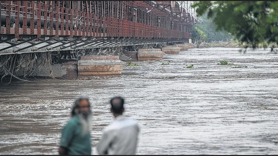 The Yamuna crossed the 206m level on Sunday amid a rising threat of flooding. (Sanchit Khanna/HT Photo)