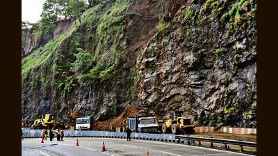 A landslide on the Mumbai-Pune Expressway blocked traffic towards Mumbai near Adoshi village in Raigad district in Navi Mumbai, on Monday. (Bachchan Kumar/ HT PHOTO) A landslide on the Mumbai-Pune Expressway blocked traffic towards Mumbai near Adoshi village in Raigad district in Navi Mumbai, on Monday. (Bachchan Kumar/ HT PHOTO)