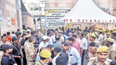 An ASI team arrives at the Gyanvapi Mosque complex to conduct a ‘scientific survey’, in Varanasi on Monday. (PTI) (HT_PRINT) An ASI team arrives at the Gyanvapi Mosque complex to conduct a ‘scientific survey’, in Varanasi on Monday. (PTI) (HT_PRINT)