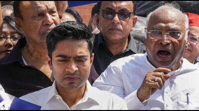 Congress president Mallikarjun Kharge speaking at the protest site. (PTI) Congress president Mallikarjun Kharge speaking at the protest site. (PTI)