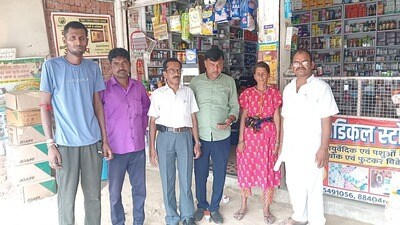Forced to beg on the streets of Prayagraj to survive, the mentally-ill woman was reunited with her Madhya Pradesh-based family with the help of local social activists. (HT Photo) Forced to beg on the streets of Prayagraj to survive, the mentally-ill woman was reunited with her Madhya Pradesh-based family with the help of local social activists. (HT Photo)