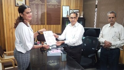 Noor Shekhawat receiving her birth certificate. (HT) Noor Shekhawat receiving her birth certificate. (HT)