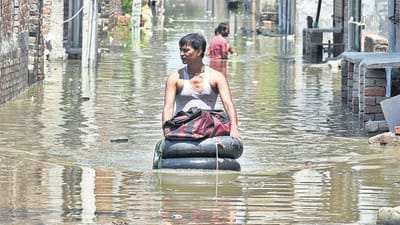 People in Purana Haibatpur village in Greater Noida leave their flooded homes on Monday. (Sunil Ghosh/HT Photo) People in Purana Haibatpur village in Greater Noida leave their flooded homes on Monday. (Sunil Ghosh/HT Photo)