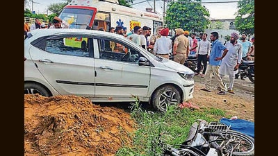 Police at the accident spot near Bhondal Wala village in Jagraon. (HT PHOTO)