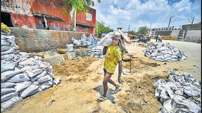 Sand bags placed as a precautionary measure amid increase in the water levels of Yamuna at Old Iron Bridge in New Delhi on Monday. (Sanchit Khanna/HT PHOTO) Sand bags placed as a precautionary measure amid increase in the water levels of Yamuna at Old Iron Bridge in New Delhi on Monday. (Sanchit Khanna/HT PHOTO)