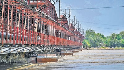 The rising water level of river Yamuna at Old Iron Bridge in New Delhi on Monday. (Sanchit Khanna/HT PHOTO) The rising water level of river Yamuna at Old Iron Bridge in New Delhi on Monday. (Sanchit Khanna/HT PHOTO)