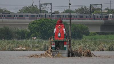 The river on Sunday breached the point (206m) at which evacuations are ordered. (Hindustan Times) The river on Sunday breached the point (206m) at which evacuations are ordered. (Hindustan Times)