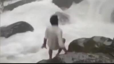Karnataka man washes away at Arasinagundi falls while making Instagram reels. Video (Screengrab from Twitter video) Karnataka man washes away at Arasinagundi falls while making Instagram reels. Video (Screengrab from Twitter video)