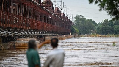 A general view of rising water level of river Yamuna after heavy monsoon rains at Old Iron Bridge in New Delhi. (Sanchit Khanna/Hindustan Times) A general view of rising water level of river Yamuna after heavy monsoon rains at Old Iron Bridge in New Delhi. (Sanchit Khanna/Hindustan Times)