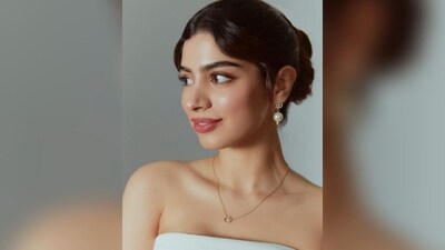 Her make-up look features a nude eye shadow, mascara-coated lashes, contoured cheeks, a dewy base and a shade of blush pink lisptick. (Instagram/@tanghavri) Her make-up look features a nude eye shadow, mascara-coated lashes, contoured cheeks, a dewy base and a shade of blush pink lisptick. (Instagram/@tanghavri)