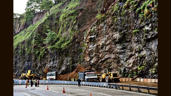 A landslide on the Mumbai-Pune Expressway blocked traffic towards Mumbai near Adoshi village in Raigad district in Navi Mumbai, on Monday. (Bachchan Kumar/ HT PHOTO)