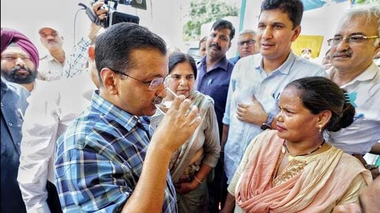 Chief minister Arvind Kejriwal at the inauguration a water ATM at Khajan Basti in Mayapuri Phase-2 on Monday. (HT Photo)