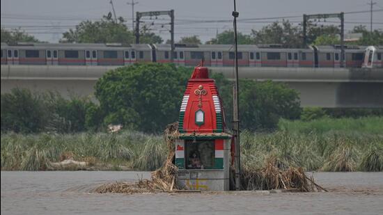 The river on Sunday breached the point (206m) at which evacuations are ordered. (Hindustan Times)