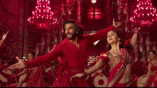 Ranveer Singh and Alia Bhatt in a still from Dhindhora Baje Re.