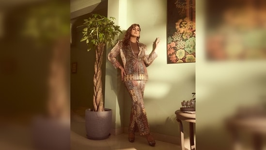 Huma Qureshi accessorises her million-dollar look with a golden choker chain detailing necklace and small matching earrings.&nbsp;(Instagram/@iamhumaq)