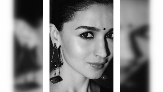 Alia Bhatt elevated her chic look with dangler earrings, intense kohl eyes, tamed eyebrows and glossy lips.&nbsp;(Instagram/@aliaabhatt)