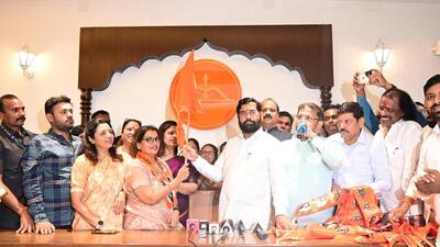 Former corporator from Sena (UBT) joins Shinde camp Former corporator from Sena (UBT) joins Shinde camp