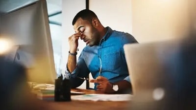 Sometimes people who are lonely pour their heart and mind into work, making themselves workaholics. (Unsplash) Sometimes people who are lonely pour their heart and mind into work, making themselves workaholics. (Unsplash)
