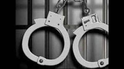 A case under sections 379-B and 34 of the IPC has been lodged against the accused. (HT FILE)