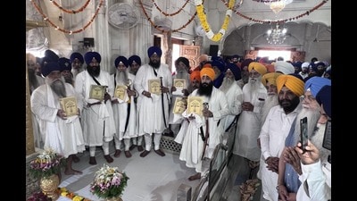Akal Takht jathedar Giani Raghbir Singh releasing Guru Granth Sahib's complete interpretation in 16 volumes at Akal Takht in Amritsar on Tuesday. (Sameer Sehgal /HT) Akal Takht jathedar Giani Raghbir Singh releasing Guru Granth Sahib's complete interpretation in 16 volumes at Akal Takht in Amritsar on Tuesday. (Sameer Sehgal /HT)