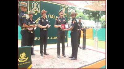 Director-general Territorial Army, Lt Gen Gajendra Joshi presented medallions to TA and CETF troops on his visit to Kumaon (HT Photo)