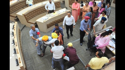 Marshal forcefully removes AAP councilors from municipal house during the MC House meeting on Tuesday. (Ravi Kumae/HT) Marshal forcefully removes AAP councilors from municipal house during the MC House meeting on Tuesday. (Ravi Kumae/HT)