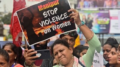 Members of various organistaion (SFI, DYFI,AIDWA) stage a protest against the Manipur violence, in Mumbai, on Monday, (Anshuman Poyrekar/HT)