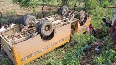 The bus that overturned in Kaushambi on Tuesday morning. (HT)