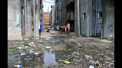The inhabitants of Giaspura flats have been grappling with the clogged sewage issue for several years, leading to various health problems among the residents. (Gurpreet Singh/HT) The inhabitants of Giaspura flats have been grappling with the clogged sewage issue for several years, leading to various health problems among the residents. (Gurpreet Singh/HT)