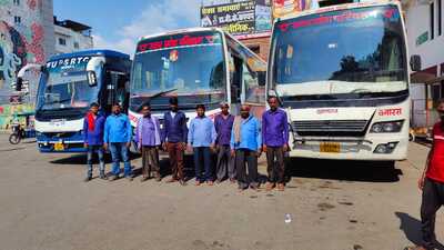 The roadways porters in their uniform at Civil Lines bus stand of Prayagraj (HT Photo) The roadways porters in their uniform at Civil Lines bus stand of Prayagraj (HT Photo)