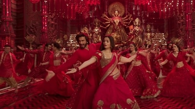 Ranveer Singh and Alia Bhatt in a still from Dhindora Baje Re.