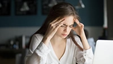 Headaches and dizziness: Dehydration can cause headaches and feelings of dizziness or light-headedness during physical activity. This is due to reduced blood volume and inadequate delivery of oxygen and nutrients to the brain.&nbsp; (Freepik)