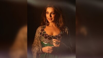 Sonali Bendre accessorised her look with tribal oxidised silver that blended perfectly with her regal look. (Instagram/@sonalibendre) Sonali Bendre accessorised her look with tribal oxidised silver that blended perfectly with her regal look. (Instagram/@sonalibendre)