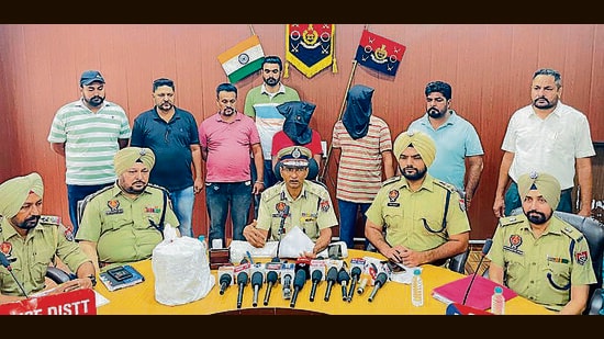 IG Kaustubh Sharma giving details about the arrested accused in Ludhiana. (HT PHOTO)