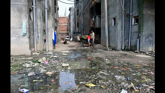 The inhabitants of Giaspura flats have been grappling with the clogged sewage issue for several years, leading to various health problems among the residents. (Gurpreet Singh/HT)