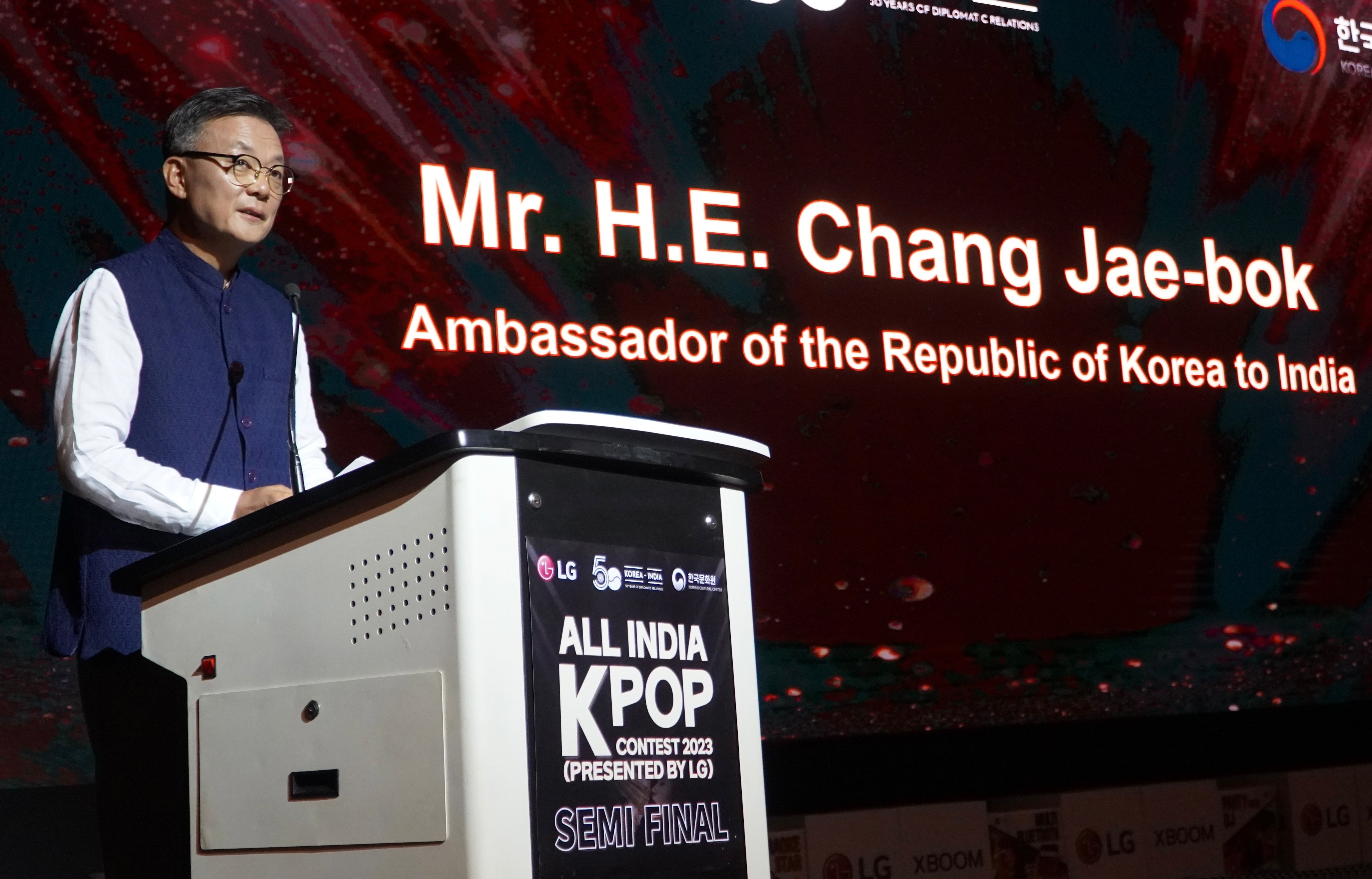 Korean Ambassador to India, Chang Jae-bok addressed the K-Pop fans at the event. Korean Ambassador to India, Chang Jae-bok addressed the K-Pop fans at the event.