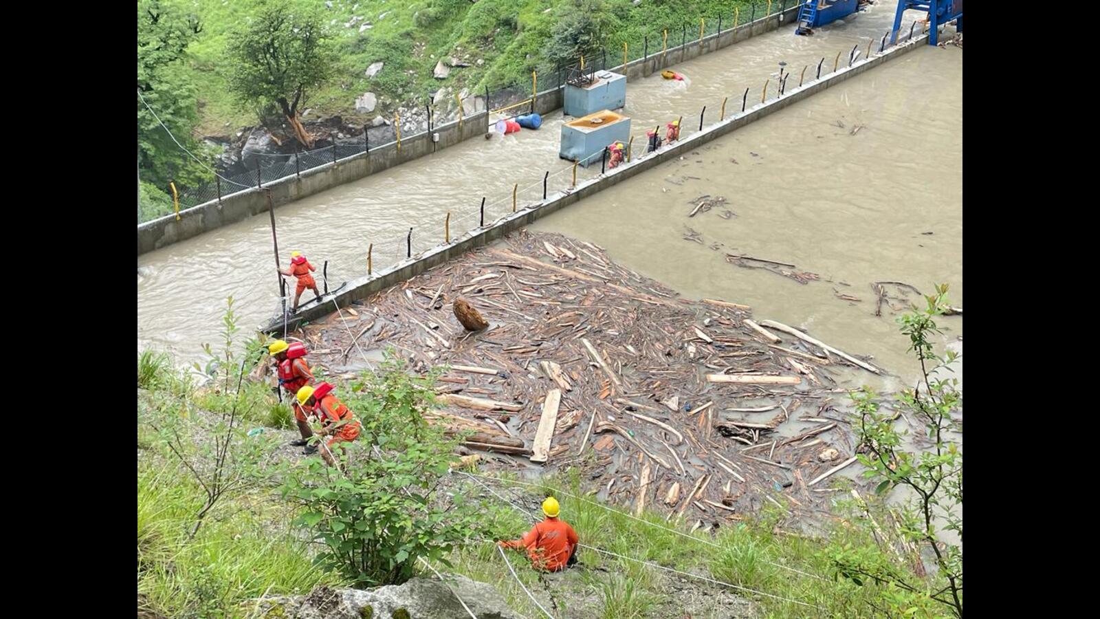 Himachal: NDRF teams roped in to open jammed floods gates of Malana dam - Vimarsana News
