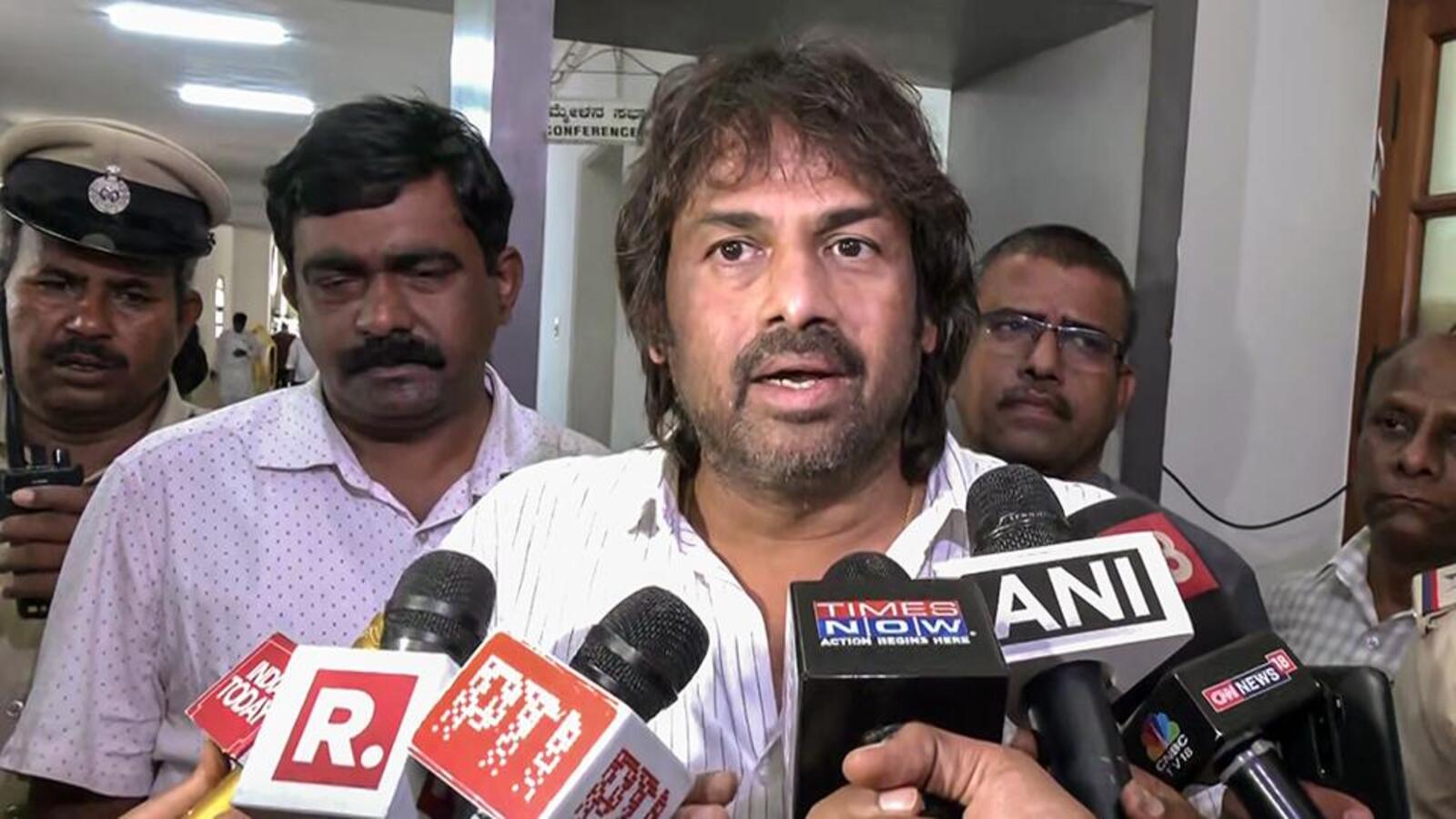 Karnataka: BJP youth wing protests against education minister over textbook revisions - Vimarsana News