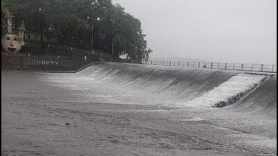 ‘Red alert’ sounded in city; schools, colleges to remain shut ‘Red alert’ sounded in city; schools, colleges to remain shut