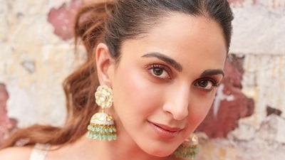 Kiara Advani is an absolute stunner. Her beautiful pair of jhumkas oozes regal glamour and elegance. With white emeralds arranged in a floral pattern and green stones set at the bottom, they create a perfect balance of colours. They are an ideal match for pastel ethnic outfits. (Instagram/@kiaraaliaadvani) Kiara Advani is an absolute stunner. Her beautiful pair of jhumkas oozes regal glamour and elegance. With white emeralds arranged in a floral pattern and green stones set at the bottom, they create a perfect balance of colours. They are an ideal match for pastel ethnic outfits. (Instagram/@kiaraaliaadvani)
