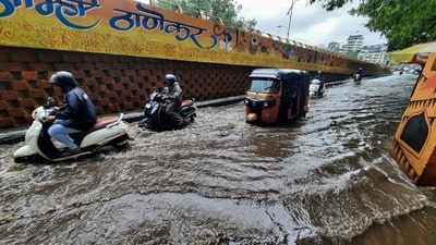 Mumbai came to a grinding halt on July 26, 2005, when a cloudburst led to 944 millimetres rainfall in 24 hours, claiming 1094 lives. (HT Photo/Praful Gangurde)