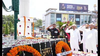 Bihar Governor Rajendra Vishwanath Arlekar and CM Nitish Kumar pay tribute to Kargil heroes in Patna. (Santosh Kumar/HT) Bihar Governor Rajendra Vishwanath Arlekar and CM Nitish Kumar pay tribute to Kargil heroes in Patna. (Santosh Kumar/HT)